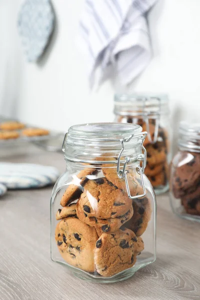 Deliciosas Galletas Chocolate Frascos Vidrio Mesa Madera Cocina — Foto de Stock