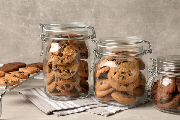 Barattoli Biscotti Con Gocce Cioccolato Sul Tavolo Grigio Chiaro — Foto Stock