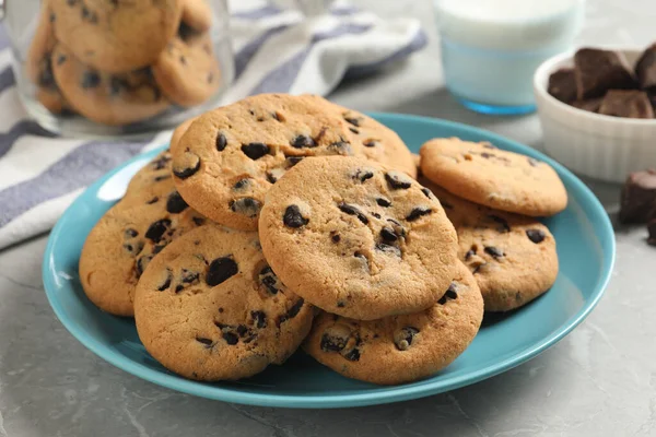 Plate Delicious Chocolate Chip Cookies Grey Marble Table Closeup — Foto de Stock
