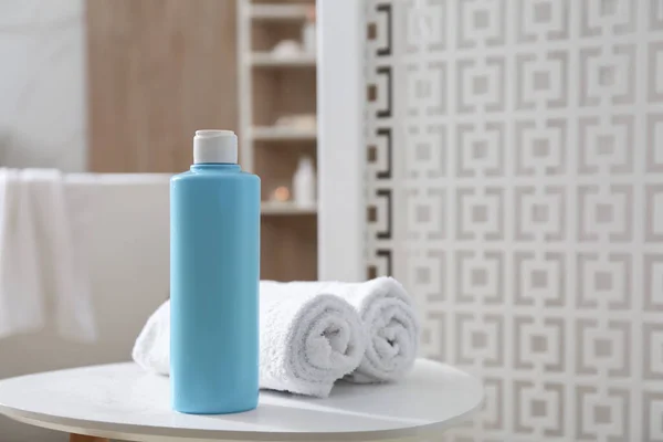 Eine Flasche Duschgel Und Frische Handtücher Auf Weißem Tisch Badezimmer — Stockfoto