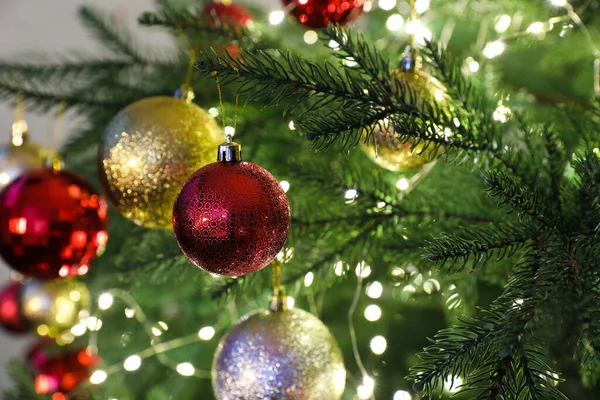 Beautifully Decorated Christmas Tree Baubles Closeup Rechtenvrije Stockafbeeldingen