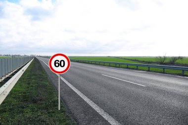Trafik levhası MAXIMUM Hız 60 boş asfalt yolu yakınında