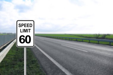 Boş asfalt yolunun yanında trafik levhası Hız 60
