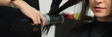 Güzellik salonunda kuaför kadının saçını kurutuyor. Pankart tasarımı