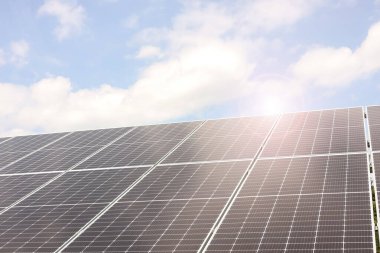 Güneşli bir günde güneş panelleri açık havada. Alternatif enerji