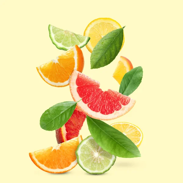 Färska Saftiga Citrusfrukter Och Gröna Blad Beige Bakgrund — Stockfoto