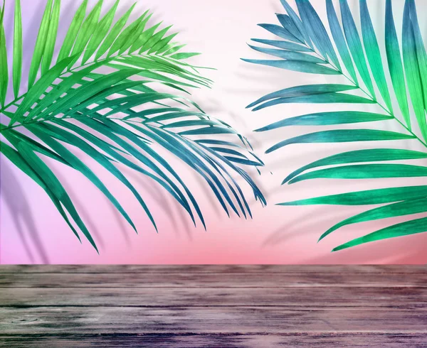 Palmové Větve Dřevěný Stůl Světlém Pozadí Barevný Efekt Tónu Letní — Stock fotografie