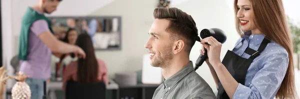 Professionele Kapper Werken Met Klant Schoonheidssalon Banner Ontwerp — Stockfoto