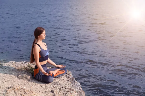 Adolescente Meditando Acantilado Cerca Del Río Amanecer Practicar Yoga — Foto de Stock