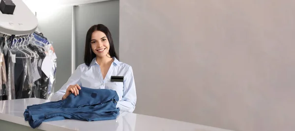 Kvinnlig Arbetare Med Kläder Banderoll Design Kemtvättjänster — Stockfoto
