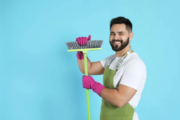 Joven Con Escoba Verde Sobre Fondo Azul Claro Espacio Para — Foto de Stock