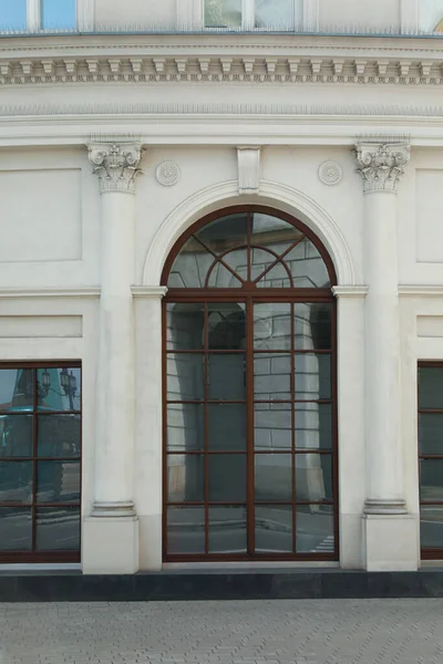 Widok Budynku Łukowymi Zwykłymi Oknami — Zdjęcie stockowe