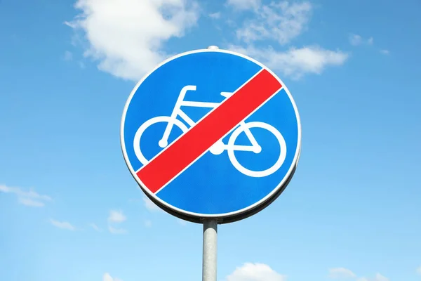 Verkehrsschild Ende Des Radweges Gegen Blauen Himmel — Stockfoto