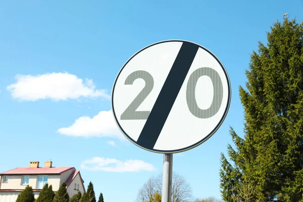 Verkeerstekens Einde Beperkte Snelheidszone Straat — Stockfoto