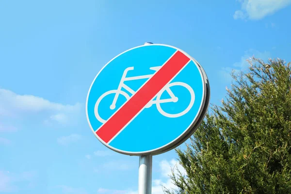 Verkehrszeichen Ende Des Radweges Gegen Blauen Himmel Sicht Tiefflug — Stockfoto