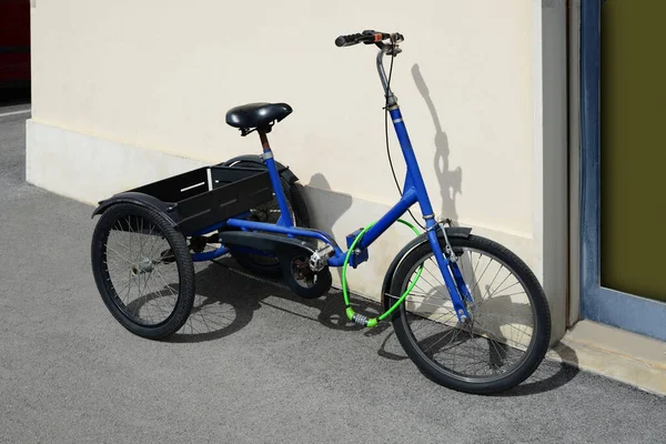 Blue Bicycle Crate Lock Building Outdoors — Stock Photo, Image