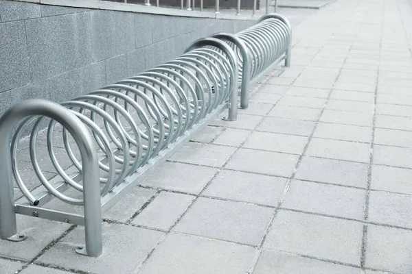 Spiral Ποδήλατο Στέκεται Στο Δρόμο Της Πόλης Χώρος Για Κείμενο — Φωτογραφία Αρχείου