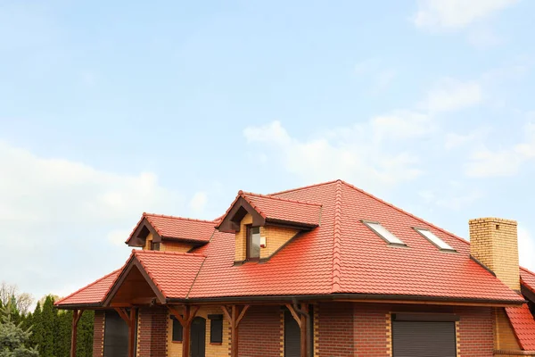 Modern Huis Met Rood Dak Tegen Bewolkte Lucht — Stockfoto