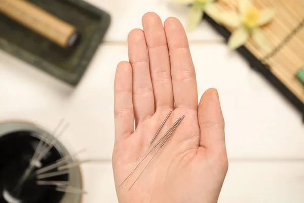 Mujer Sosteniendo Muchas Agujas Acupuntura Sobre Mesa Madera Blanca Primer — Foto de Stock