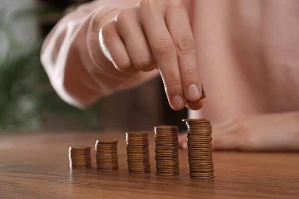 Femme Empilant Des Pièces Monnaie Table Bois Intérieur Gros Plan — Photo