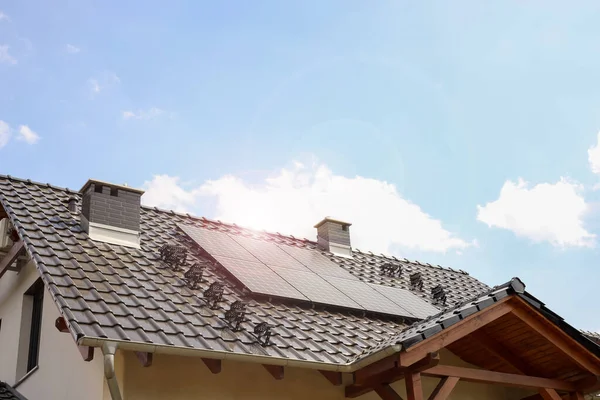Haus Mit Installierten Solarzellen Auf Dem Dach Alternative Energien — Stockfoto