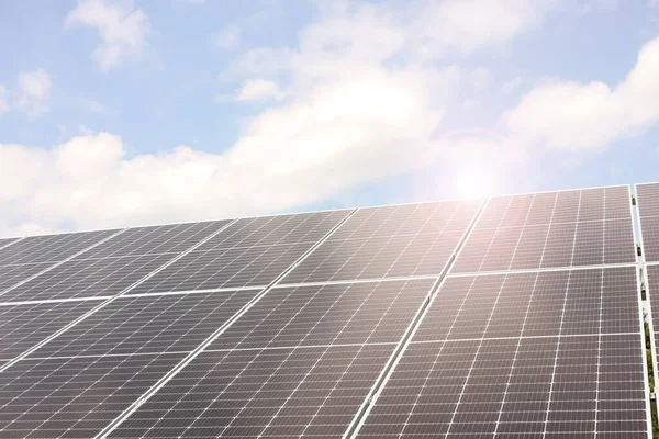 Güneşli Bir Günde Güneş Panelleri Açık Havada Alternatif Enerji — Stok fotoğraf