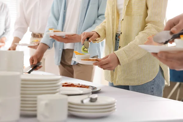 Ludzie Jedzący Jedzenie Podczas Śniadania Zbliżenie Usługi Bufetowe — Zdjęcie stockowe