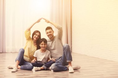 Mutlu aile evlerinin çatısını elleriyle yapıyor. Sigorta konsepti