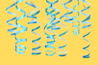 Sarı arka planda bir sürü açık mavi yılan flaması var. Parti dekoru