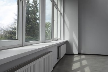 Pencereli ve radyatörlü modern ofis. İç tasarım