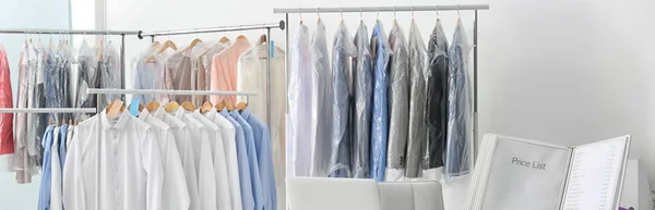 Askılarda Temiz Giysiler Pankart Tasarımı Kuru Temizleme Servisi — Stok fotoğraf