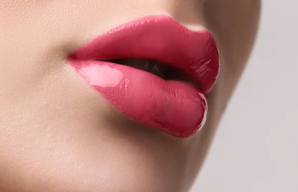 光の背景に恒久的なメイク手順の後に美しい完璧な唇を持つ女性 クローズアップ — ストック写真