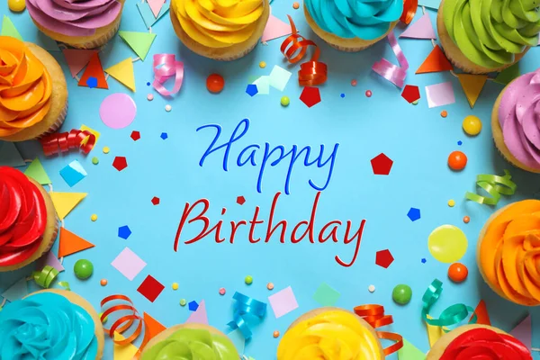 Gefeliciteerd Met Verjaardag Platte Lay Compositie Met Lekkere Cupcakes Turquoise — Stockfoto