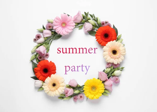 Композиція Красивими Квітами Фразою Summer Party Білому Тлі Плоский — стокове фото