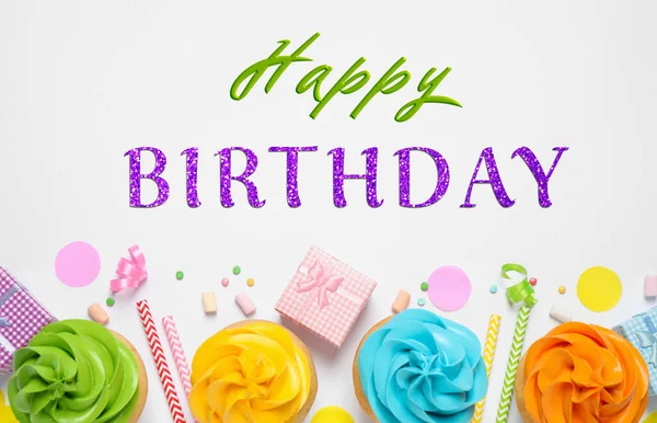 Gefeliciteerd Met Verjaardag Kleurrijke Verjaardag Cupcakes Witte Achtergrond Platte Lay — Stockfoto