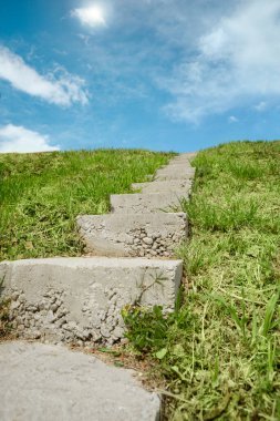 Tepeye çıkan beton merdiven, alçak açı.