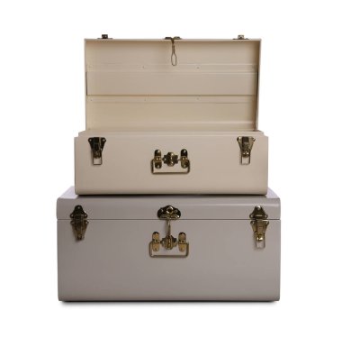 Beyaz üzerine izole edilmiş iki şık depolama sandığı.