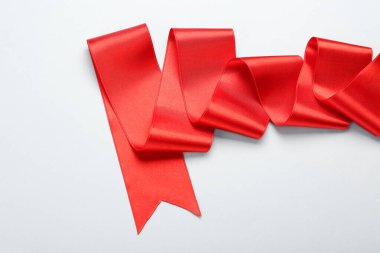 Beyaz zemin üzerinde güzel kırmızı kurdele, üst görünüm