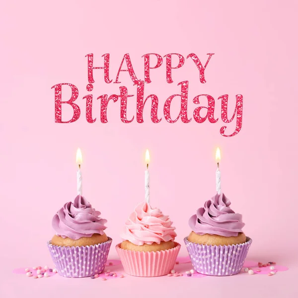 Gefeliciteerd Met Verjaardag Heerlijke Cupcakes Met Brandende Kaarsen Hagelslag Roze — Stockfoto