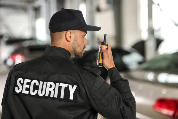 Maschio Guardia Sicurezza Indossa Uniforme Utilizzando Trasmettitore Radio Portatile Parcheggio — Foto Stock