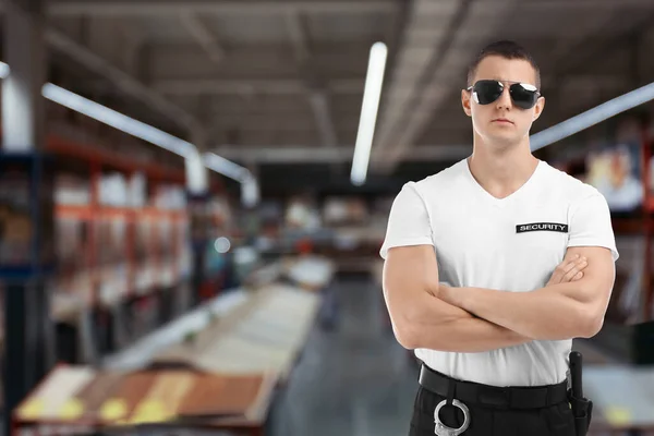 ショッピングモールで制服を着た男性警備員 — ストック写真
