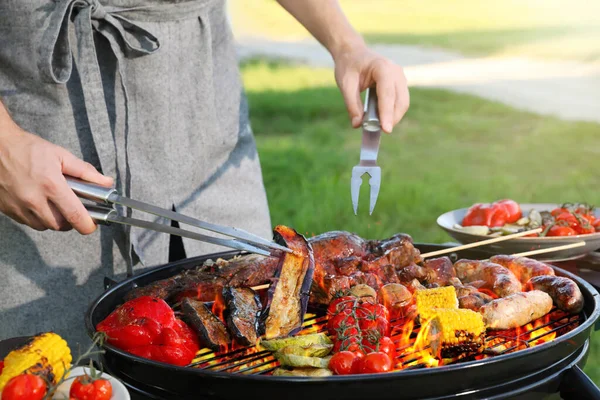 Homem Cozinhar Carne Legumes Churrasqueira Parque Close — Fotografia de Stock