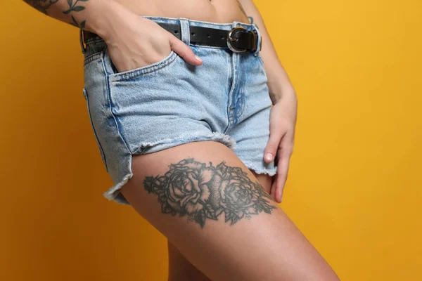 Femme Avec Des Tatouages Sur Corps Sur Fond Jaune Gros — Photo