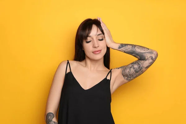Όμορφη Γυναίκα Τατουάζ Στα Χέρια Κίτρινο Φόντο — Φωτογραφία Αρχείου