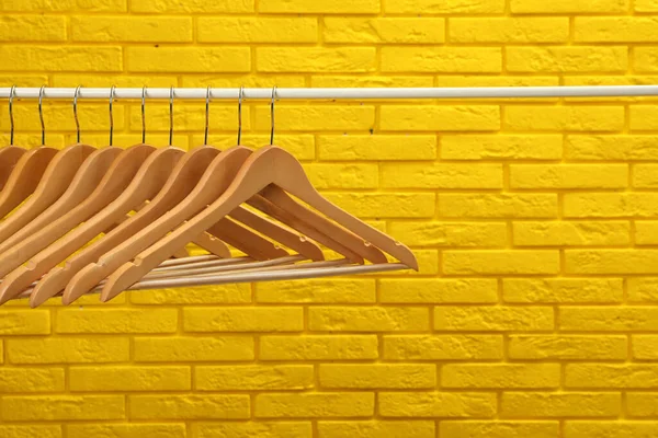 Wardrobe Rack Many Hangers Yellow Brick Wall — Stockfoto