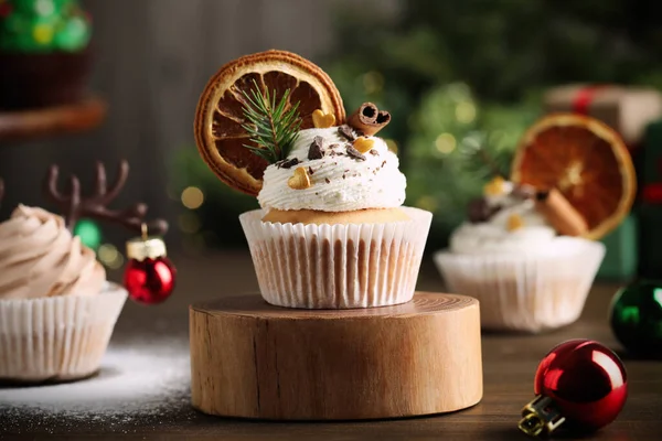 Νόστιμα Cupcakes Και Χριστουγεννιάτικη Διακόσμηση Ξύλινο Τραπέζι — Φωτογραφία Αρχείου