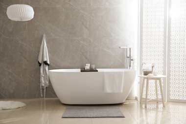 Modern beyaz küvet ve banyo malzemeleri olan masa. İç tasarım