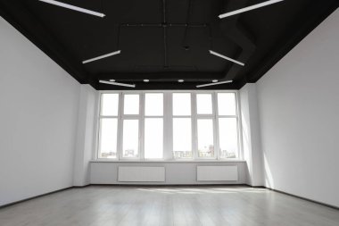 Pencereli ve radyatörlü modern ofis. İç tasarım