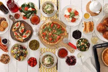 Kahvaltı için açık büfe masasında bir sürü farklı yemek servis edildi.