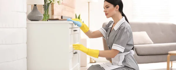 Camarera Joven Limpiando Polvo Los Muebles Habitación Hotel Diseño Banner — Foto de Stock